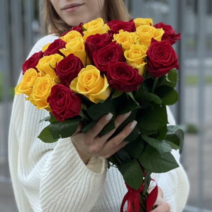 25 красных и желтых роз 60 см